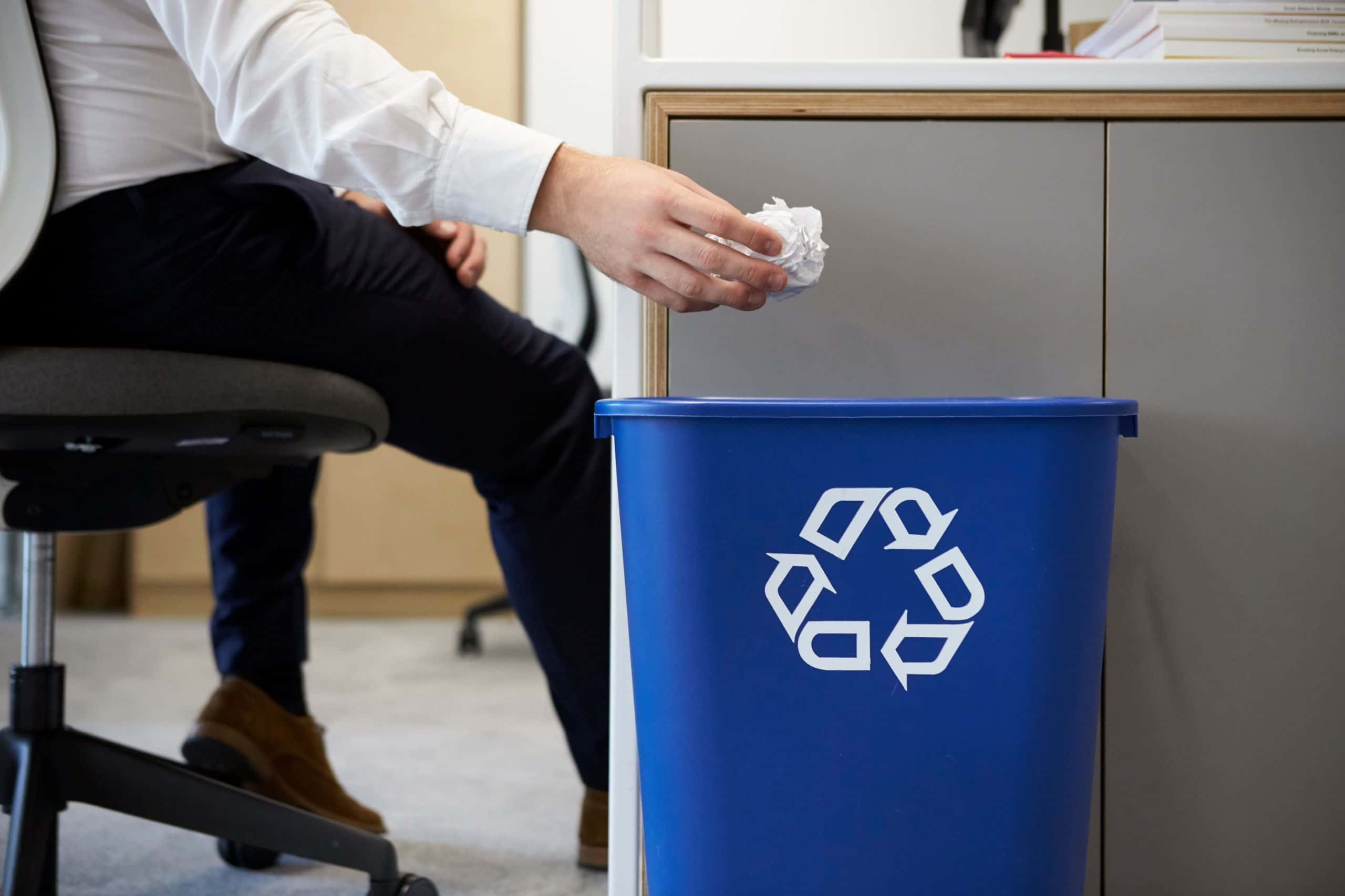 ¿Cómo puedes optimizar el reciclaje de papel en tu oficina?